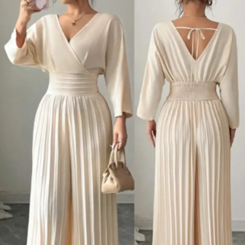 Elegantni kombinezon z V-izrezom, nabori in širokim krojem ✨